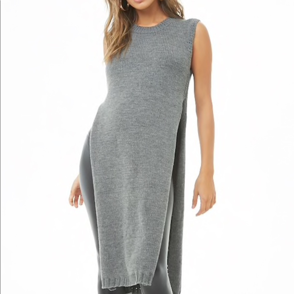 Side slit sleeveless tunic